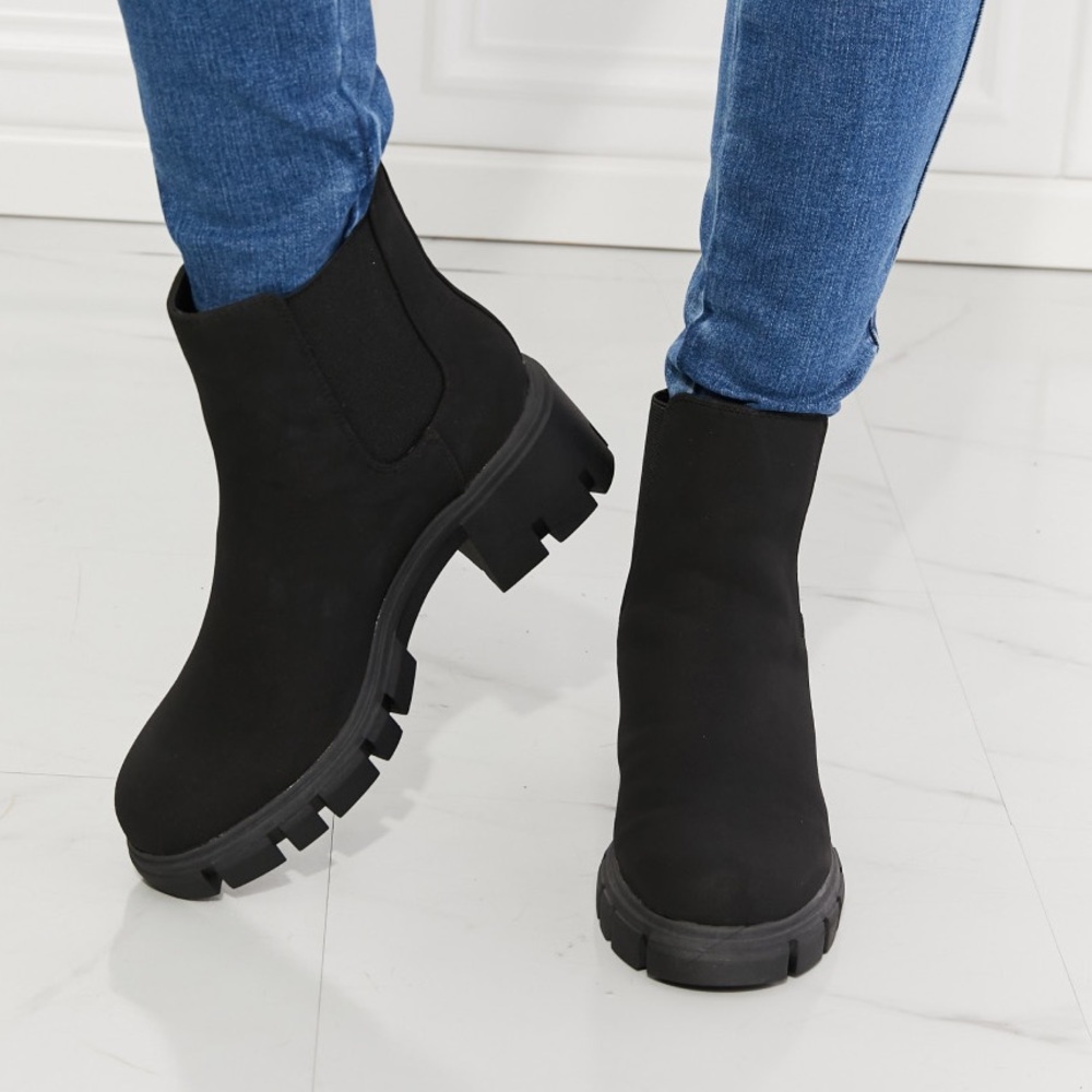 ♥️Chelsea Boots | MMShoes lug sole Chelsea boots in black